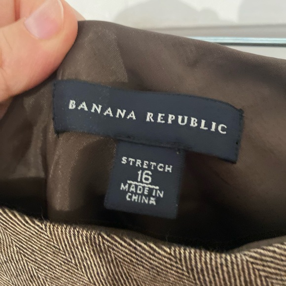 Banana Republic Wool/Rayon Skirt. A-line cut..
Size 16. Brown. - Picture 2 of 9